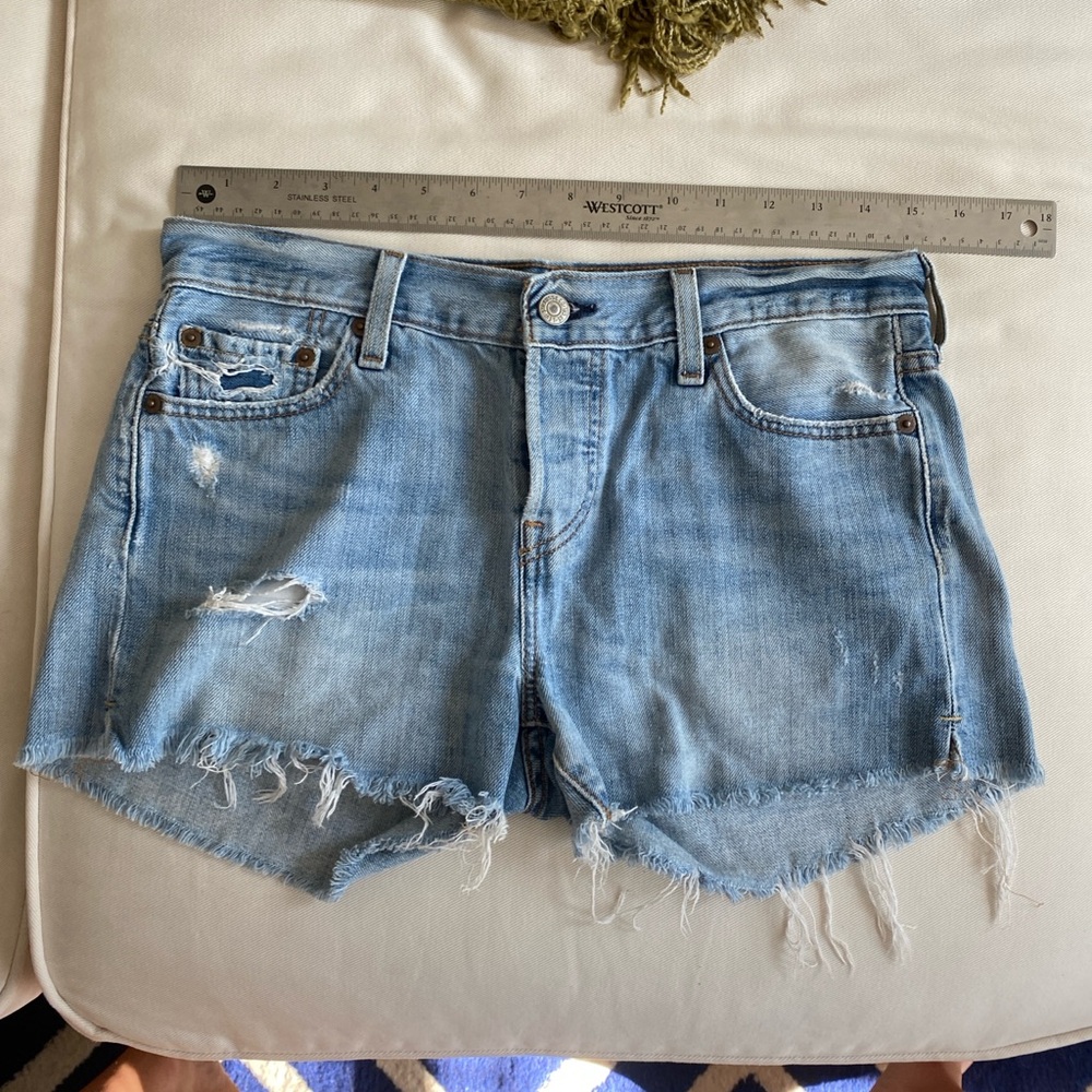 Levi’s 501 denim shorts size 25